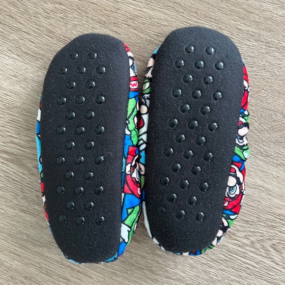 Boys shirts bundle with Mario slippers (4 tops and slippers) - Picture 10 of 10